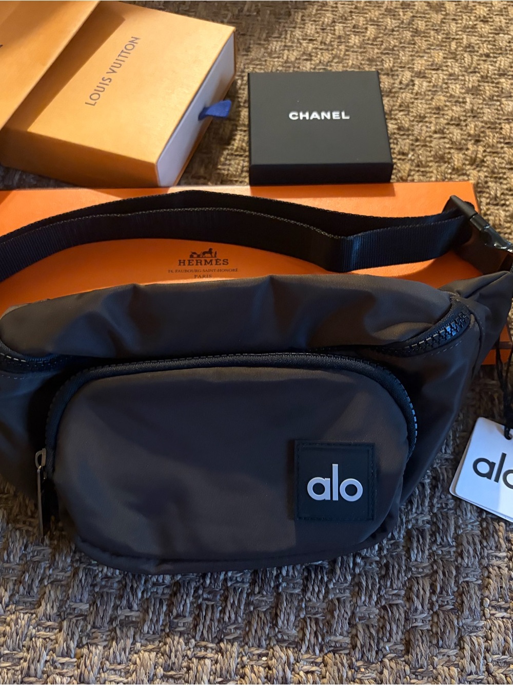 ALO Yoga Explorer Fanny Pack in Espresso- NWT